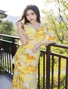 《拜金女遇上钻石男-双性人生殅器自交图片》